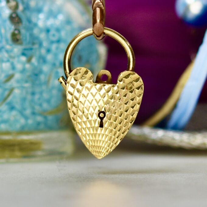 Patterned Heart padlock in 9ct Gold