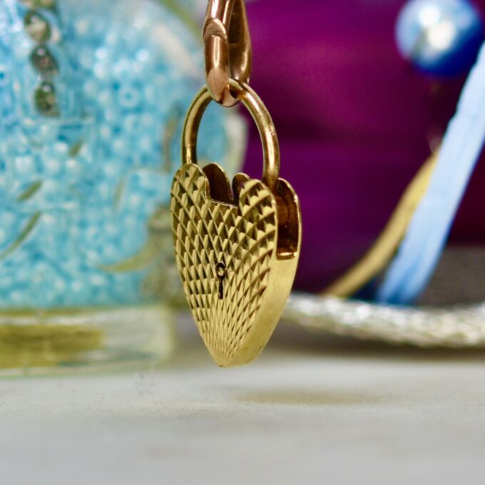 Patterned Heart padlock in 9ct Gold