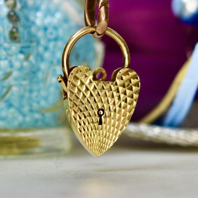 Patterned Heart padlock in 9ct Gold