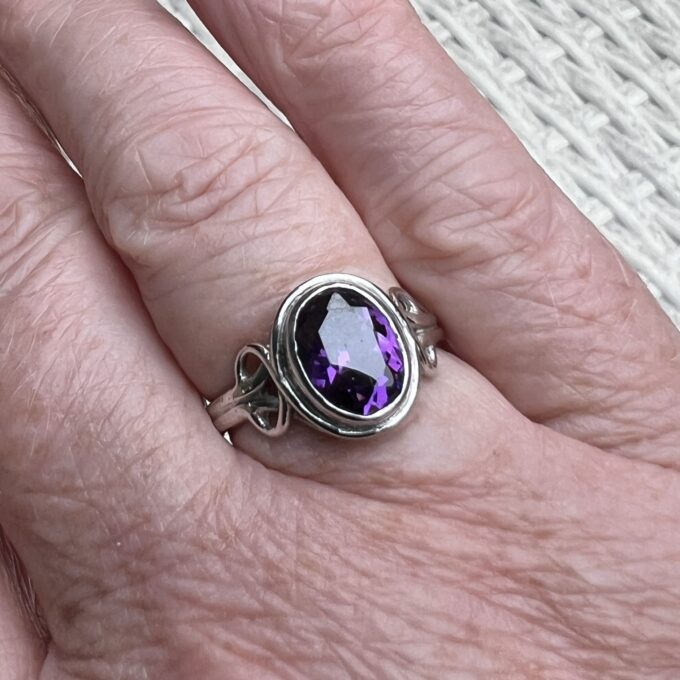 Amethyst Solitaire Ring in 9ct Gold