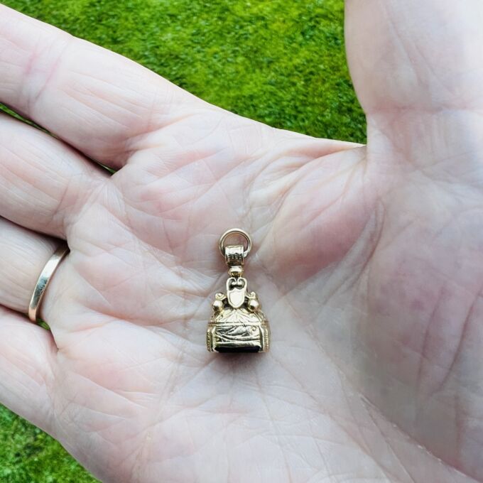 Onyx Fixed Fob Pendant in 9ct Gold