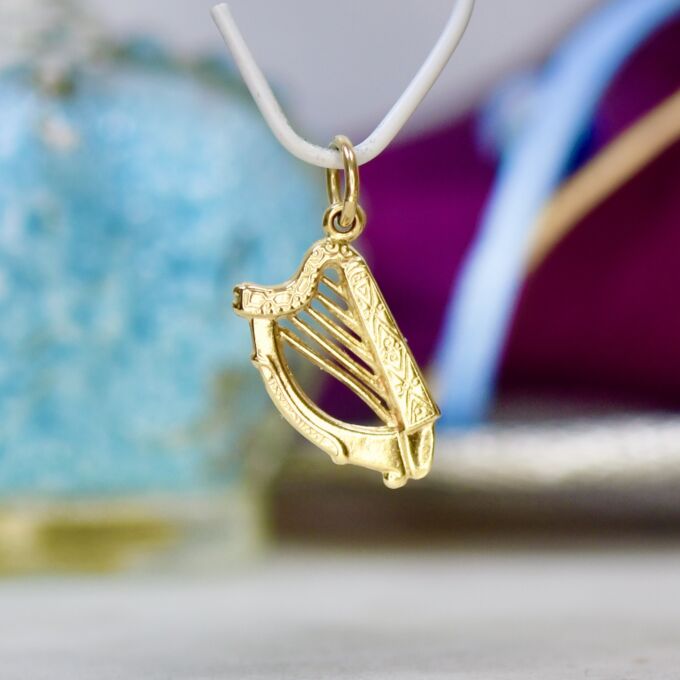 Harp Pendant in 9ct Gold