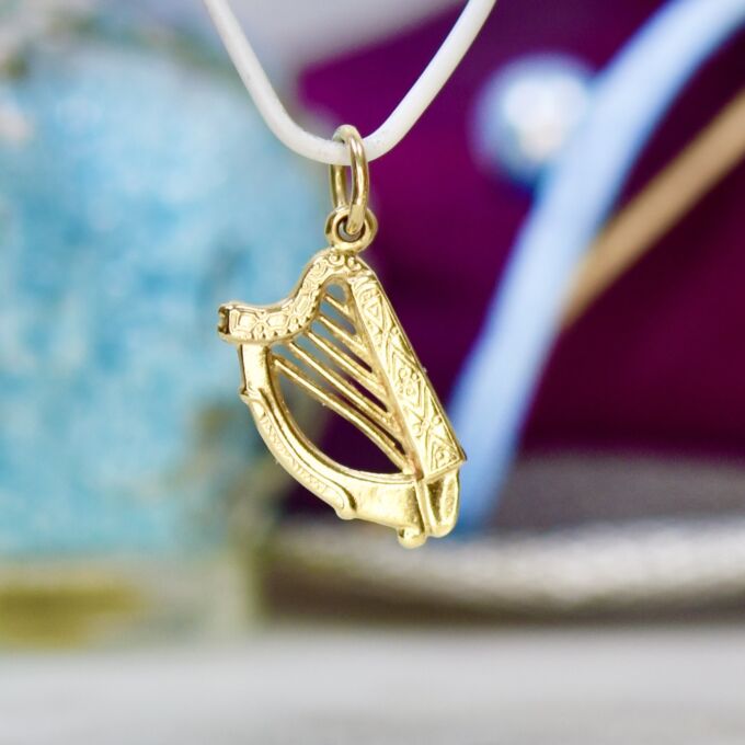 Harp Pendant in 9ct Gold