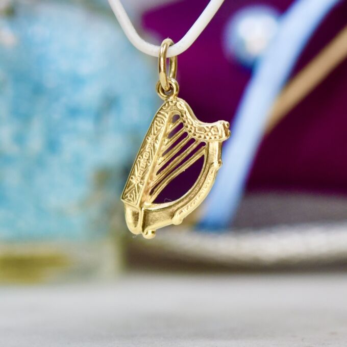 Harp Pendant in 9ct Gold