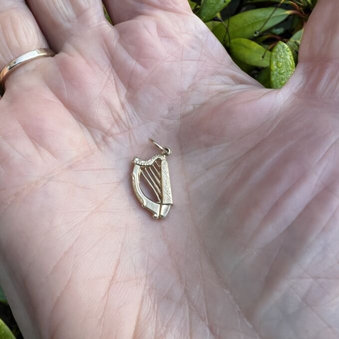 Harp Pendant in 9ct Gold
