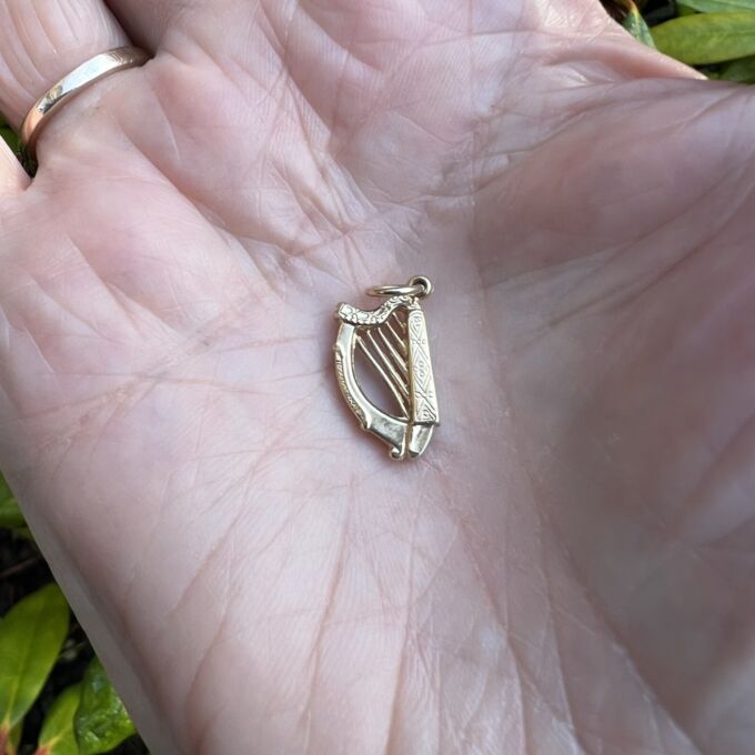 Harp Pendant in 9ct Gold