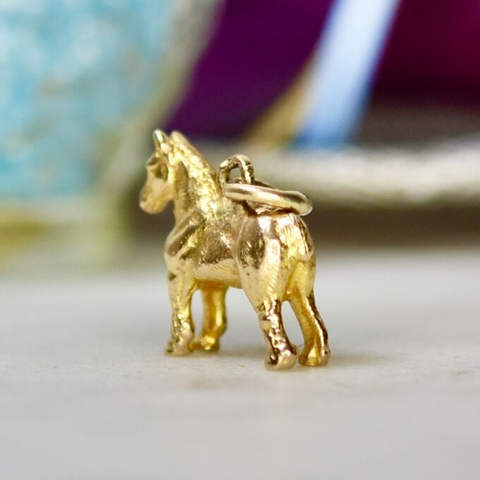 Heavy Horse Pendant in 9ct Gold