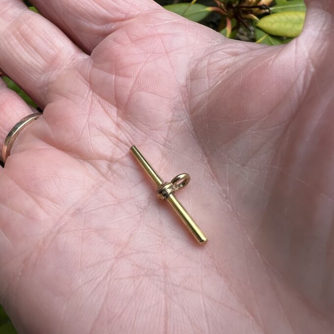 Simple T Bar Pendant in 9ct Gold