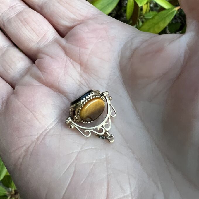 Three Stone Spinner Fob Pendant in 9ct Gold