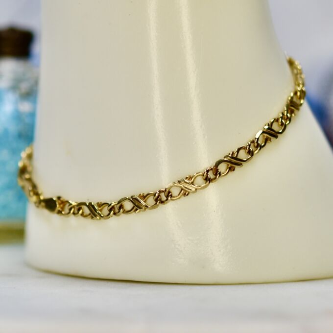 Infinity Kisses Link Bracelet in 9ct Gold