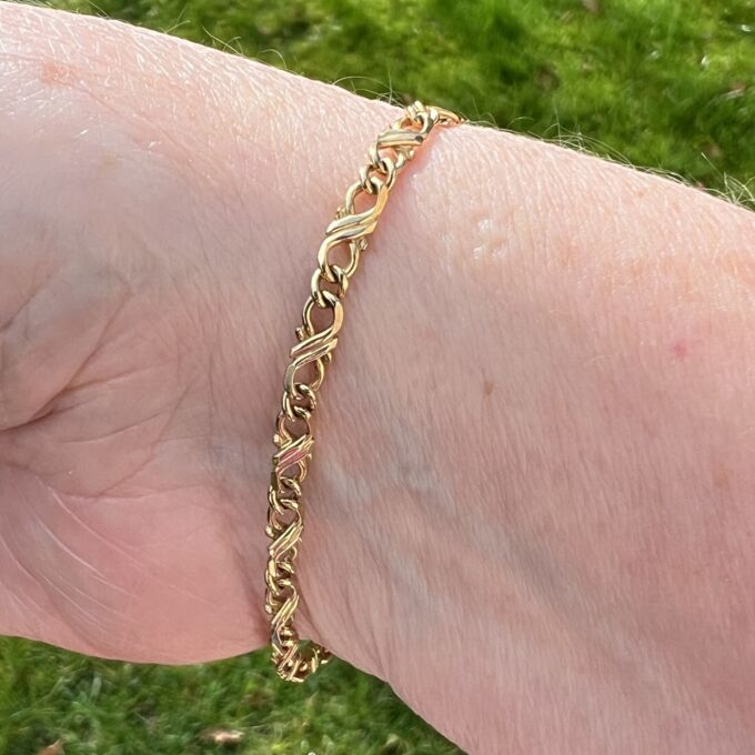 Infinity Kisses Link Bracelet in 9ct Gold