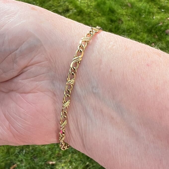 Infinity Kisses Link Bracelet in 9ct Gold